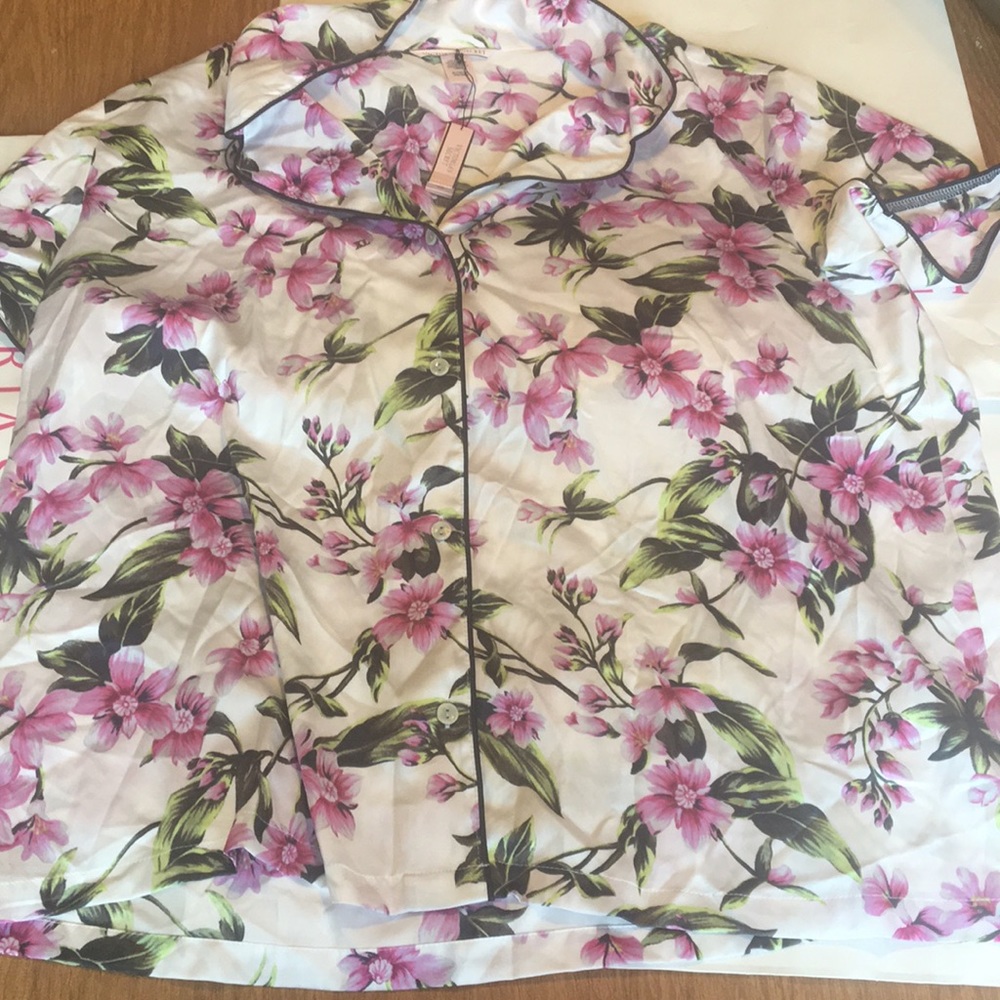 SOLD❌Victoria’s Secret Satin Pajamas Set - Picture 3 of 3